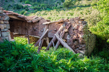 Fototapeta na wymiar Casa de campo en ruinas con gran paisaje