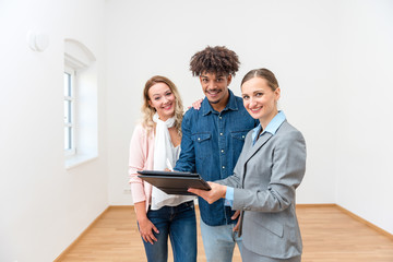 Maklerin füllt den Mietvertrag für die neue Wohnung aus