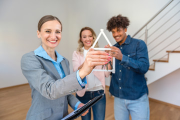 Paar ist glücklich über die neue Wohnung zu Kauf oder Miete