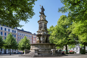 Fototapeta na wymiar Hansaplatz Hamburg mit Brunnen sonnnig