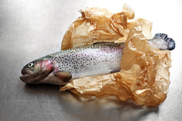 Pstrąg tęczowy. Świeża ryba © foodandcook