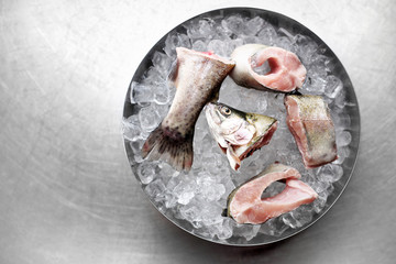 Pstrąg. Świeża ryba na lodzie. © foodandcook