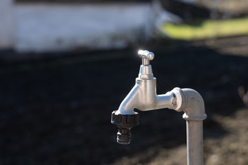 Wasserhahn im Sonnenlicht