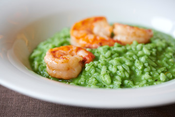 Risotto mit Pesto und Garnelen