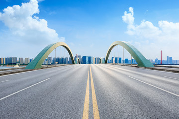 Obraz premium Pusta droga asfaltowa i nowoczesna panorama miasta z budynkami w Hangzhou