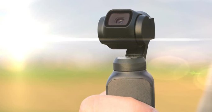 Sistema di stabilizzazione gimbal su una moderna telecamera tascabile per videografo. Osmo Pocket.