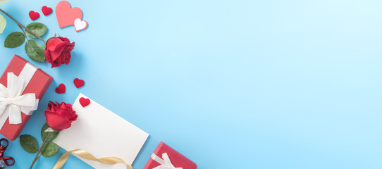 Obraz premium Beautiful greeting invitation card, concept of mother day, Valentine day, anniversary and birthday isolated on blue color background, copy space, top view, mock up, flat lay