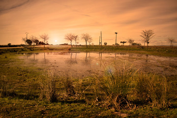 Cielo al atardecer sobre un pequeño lago