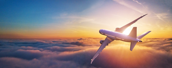 Passagiers commercieel vliegtuig dat boven wolken vliegt