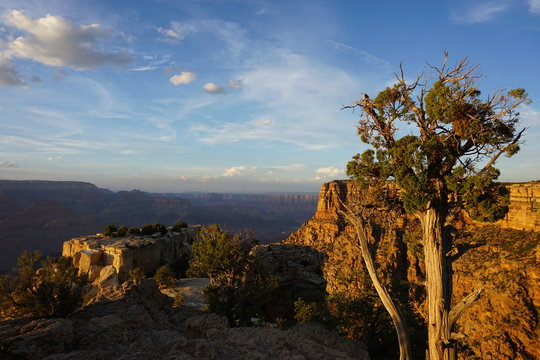 Ocaso en el gran ca&ntilde;&oacute;n con monta&ntilde;as al fondo