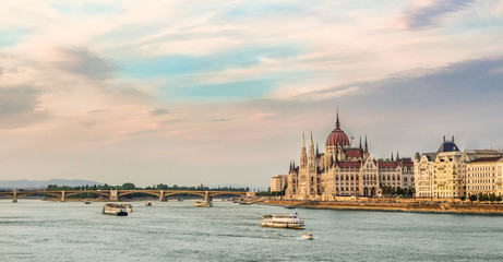 Budapeszt - panorama miasta z rzeką Dunaj. Turystyczna część Budapesztu z widokiem na Dunaj i Parlament. - obrazy, fototapety, plakaty
