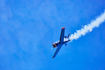 Warbird beim Kunsflug am blauen Himmel