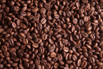 Fototapeta premium W tle całe ziarna naturalnej palonej kawy.