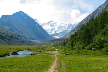 Fototapeta na wymiar Belukha Mountain view from the Akkem lake. Mountain valley. Altai Mountains