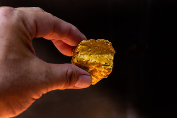  pure gold ore found in the mine is in the hand
