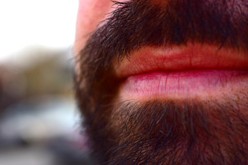 Mann mit Bart und vollen Lippen