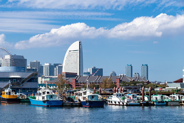 横浜港から見えるみなとみらいと船