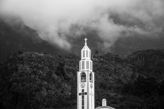 &Eacute;glise au milieu des montagnes
