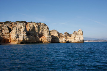 Penhasco com as suas falésias a entrar pelo mar, localizada em Portugal, vista do mar.