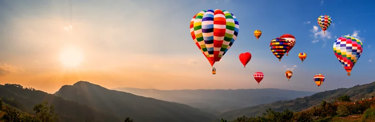 Rolgordijnen Kleurrijke heteluchtballon vliegt over uitzicht op de bergen 4 © npstockphoto