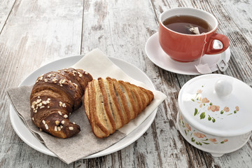  due brioche nel piatto dall'alto con tazza the