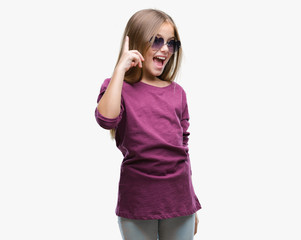 Naklejka premium Young beautiful girl wearing sunglasses over isolated background pointing finger up with successful idea. Exited and happy. Number one.