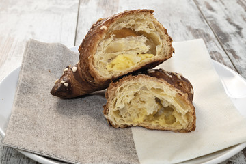 brioche spezzata nel piatto alla crema da sopra altra vista