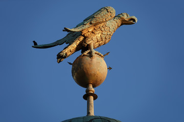 Skulptur eines Greifvogels unter blauem Himmel