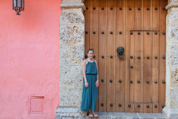 Junge Frau vor schönem Tor in Cartagena de Indias, Kolumbien