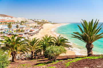 Fototapeta na wymiar Beautiful, wide sandy beach in Morro Jable, Fuerteventura, Spain