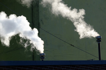 Industrieanlage lässt Qualm in die Umwelt