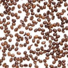 Naklejka premium Coffee beans pattern. Isolated on a white background. - Image