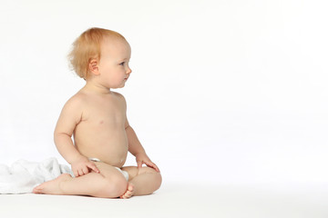 Rothaariges Baby in Windeln