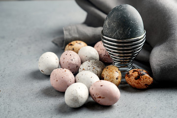 Obraz premium Painted Easter quail eggs on a concrete background
