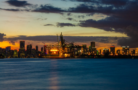 Miami Downtown Skyline mit Frachtschiff und Hafen Kr&auml;ne