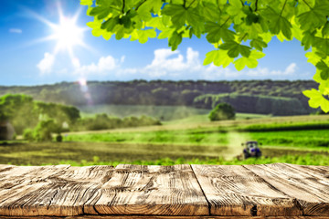 Obraz premium desk of free space and farm background. 