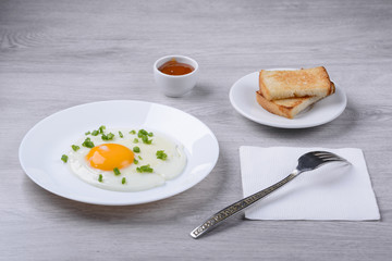scrambled eggs with toast, onion and sauce