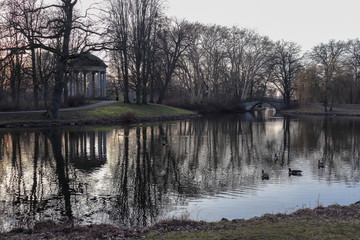Ruhe am Teich im Frühling