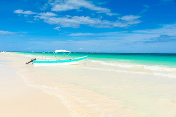 Fototapeta na wymiar Paradise Beach (also known for Playa Paraiso) at sunny summer day - beautiful and tropical caribbean coast at Tulum in Quintana Roo, Riviera Maya, Cancun, Mexico