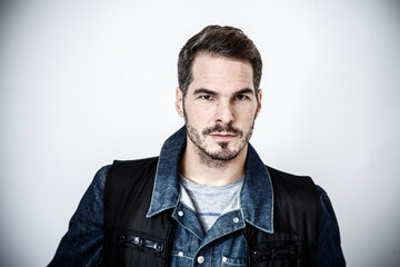 Fototapeta premium Portrait von einem Mann mit Bart undSschnäuzer