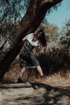 Mujer abajo de un &aacute;rbol