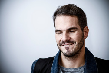 Portrait von einem Mann mit Bart undSschnäuzer