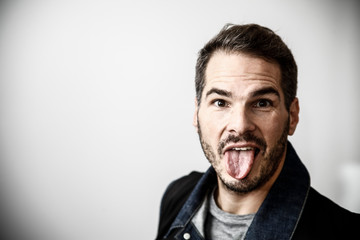 Portrait von einem Mann mit Bart undSschn&auml;uzer