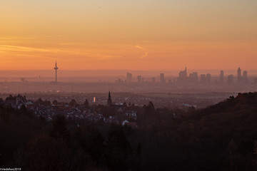 Fototapeta na wymiar Frankfurt am Main kurz vor dem Sonnenausgang 