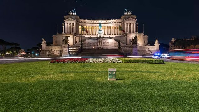 Time Lapse dell'Altare della Patria a Roma di notte con la scia delle automobili