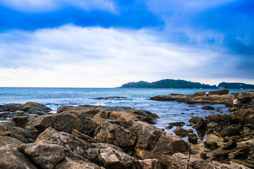 Fototapeta na wymiar Beautiful landscapes of the coasts of Brazil, with a beautiful blue sky and crystalline waters, accompanied by rocks and green trees