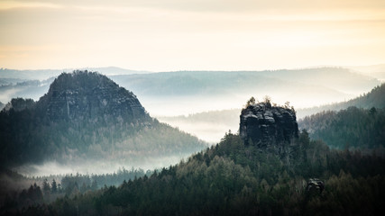 sächsische Schweiz bei Sonnenaufgang