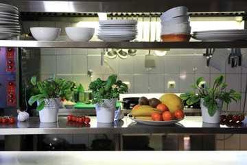 Warzywa, jarzyny i talerze w kuchni w restauracji.