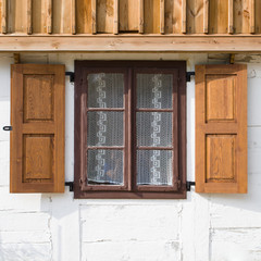 stare okno z drewnianymi okiennicami - obrazy, fototapety, plakaty