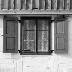 stare okno z drewnianymi okiennicami - obrazy, fototapety, plakaty